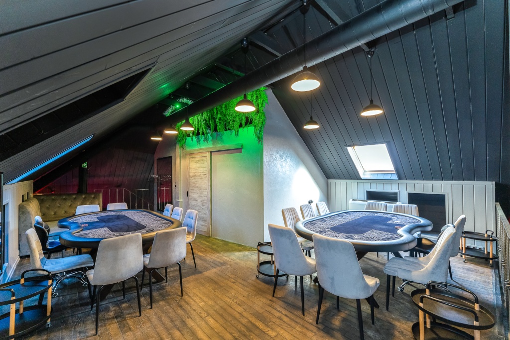 Покерный стол в лаунже